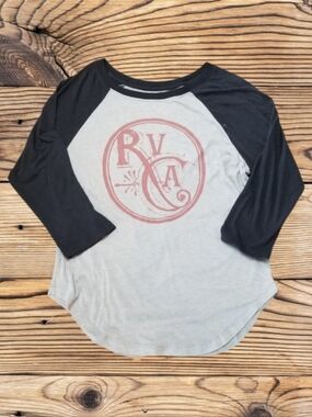 RVCA LOGO BASEBALL STYLE 3/4 SLEEVE TEE - SIZE XS